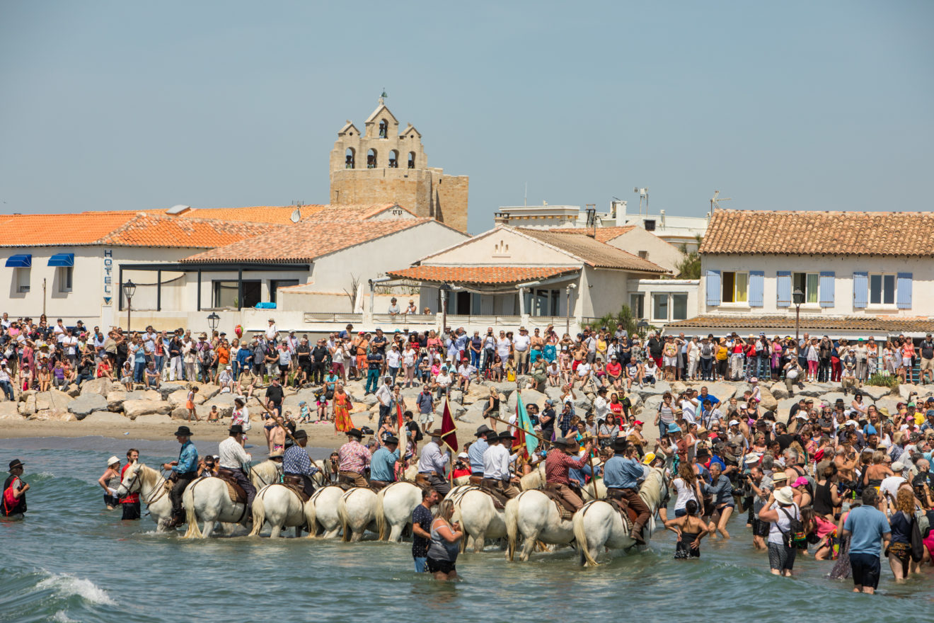 Grands pèlerinages des gitans et des provençaux aux Saintes Maries de