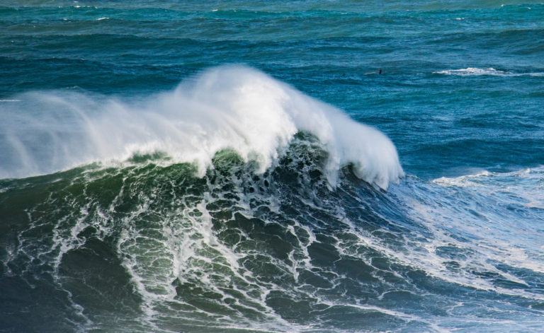 Seeing 100 feet waves in Nazaré, Portugal - Itinera-magica.com