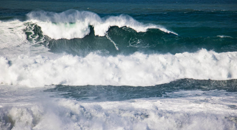 Seeing 100 feet waves in Nazaré, Portugal - Itinera-magica.com