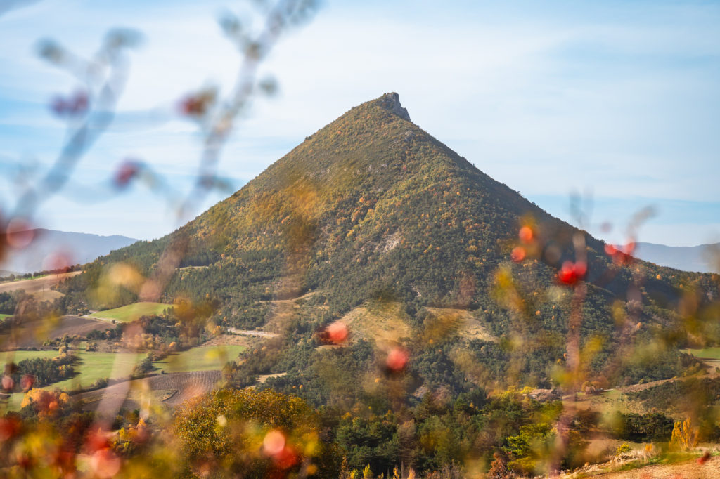 Un voyage d'automne à vélo dans les Baronnies provençales, à la rencontre des artisans et agriculteurs de ce terroir entre Alpes et Provence.