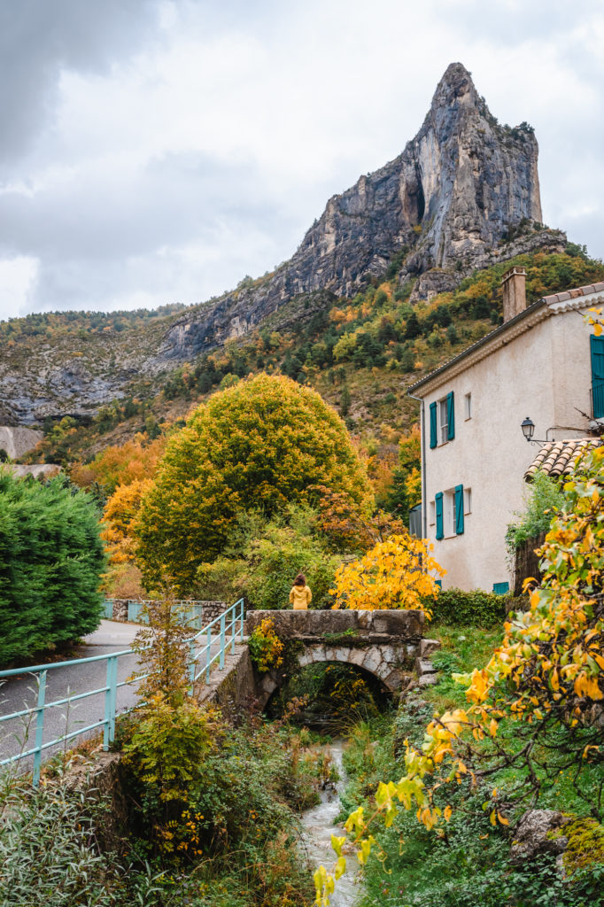 Un voyage d'automne à vélo dans les Baronnies provençales, à la rencontre des artisans et agriculteurs de ce terroir entre Alpes et Provence.