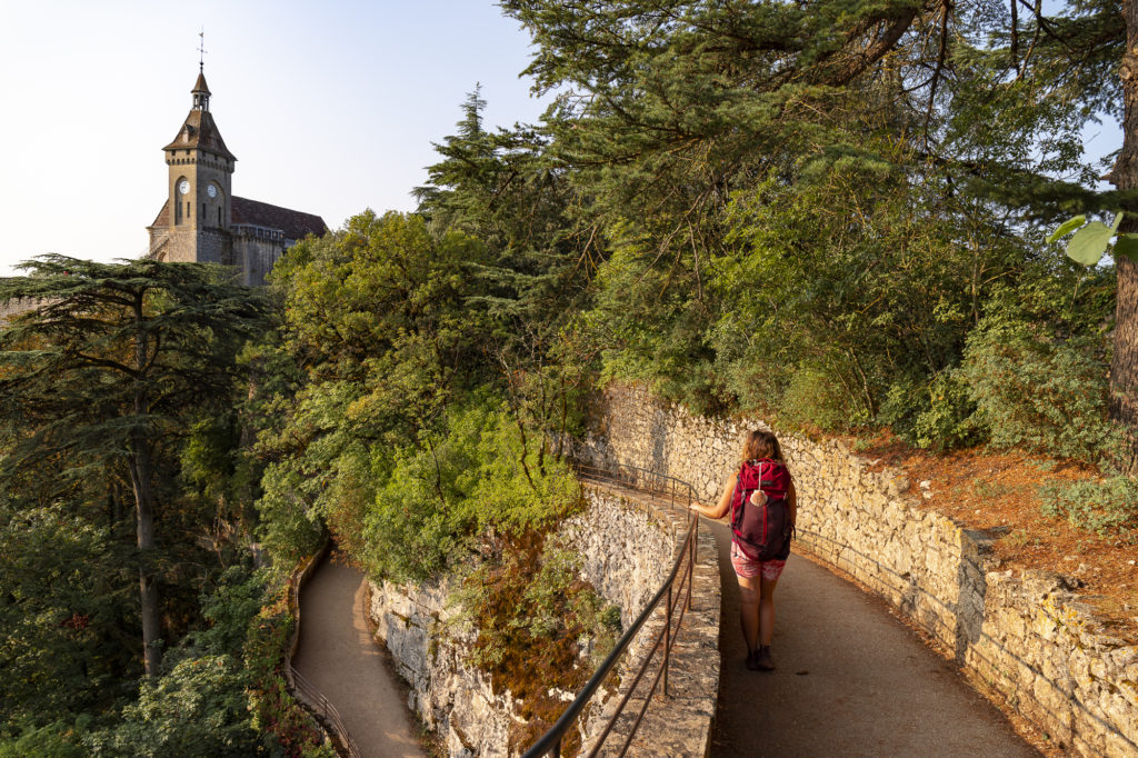 Sur les chemins de Saint Jacques dans le Lot : arpenter le GR652 au départ de Rocamadour, un sentier riche et méconnu vers Compostelle. 