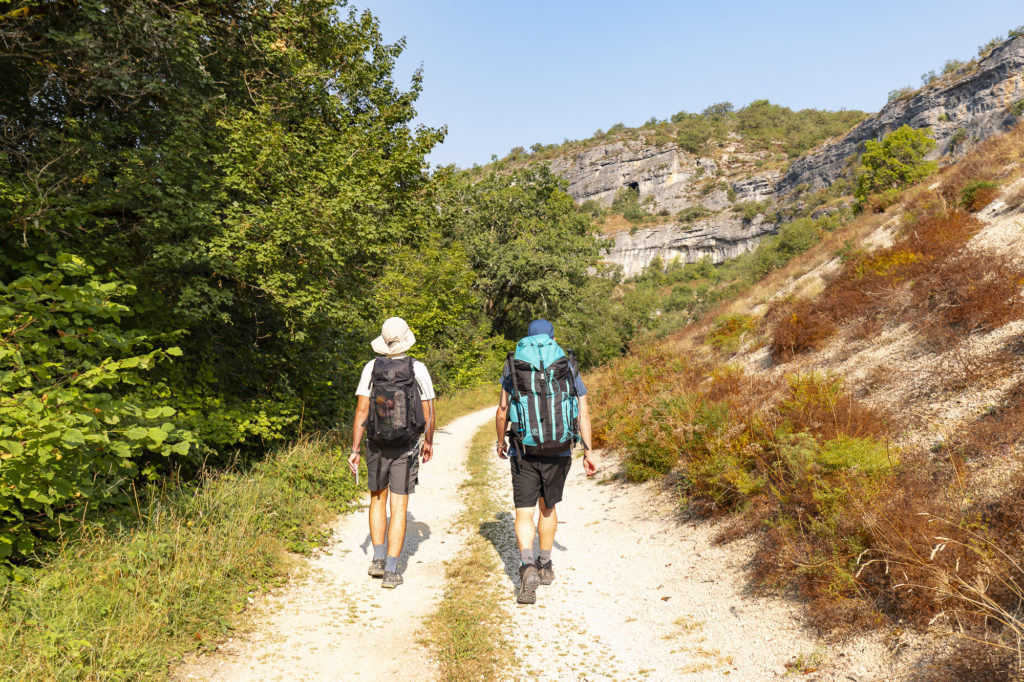 Sur les chemins de Saint Jacques dans le Lot : arpenter le GR652 au départ de Rocamadour, un sentier riche et méconnu vers Compostelle. 