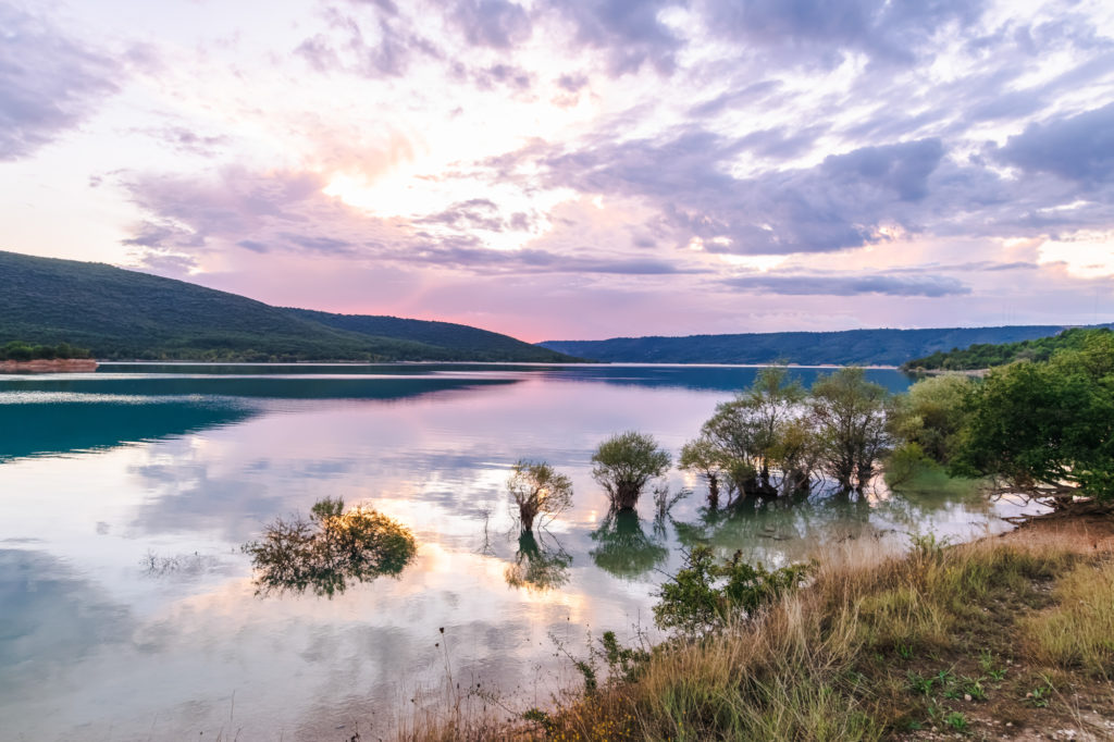 Au coeur du Verdon : que voir et que faire autour du lac de Sainte Croix ? Activités outdoor et bonnes adresses autour de Aiguines 