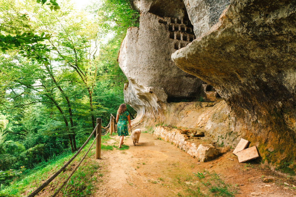 visiter les sites troglodytes de dordogne avec son chien 